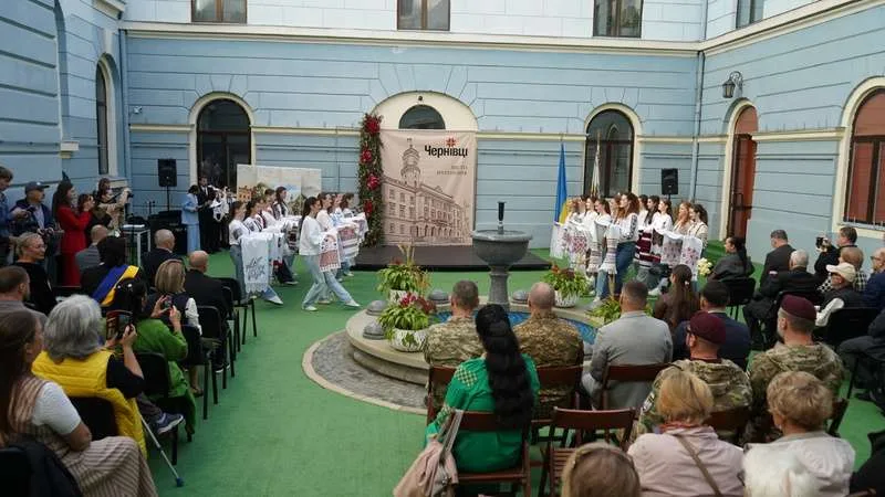 Що відбувається у центрі Чернівців зараз: фоторепортаж з Дня міста