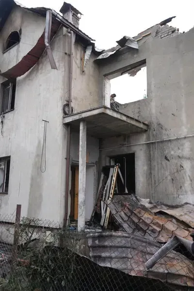 Внаслідок ворожої нічної атаки згорів будинок лікаря на Львівщині (фото)