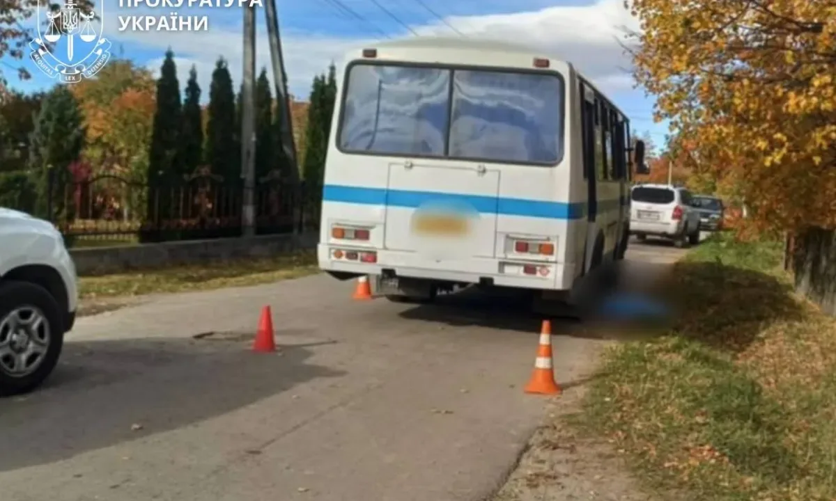 Автобус наехал на 4-летнего мальчика на конечной остановке: водителя задержали, ребёнок погиб на месте