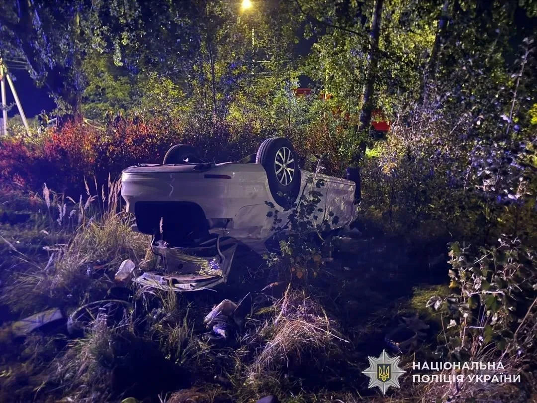 На Львівщині Volkswagen злетів з дороги та перекинувся: є загиблий і травмований - 3