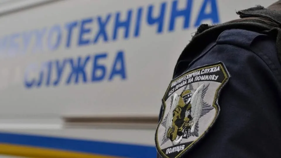 У Києві уламки дрона РФ впали на дах медзакладу: працюють екстрені служби