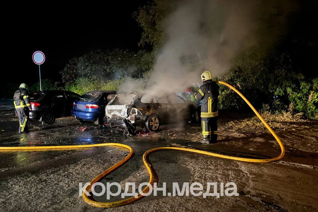 У спальному районі Сум ворожий дрон влучив у припаркований автомобіль