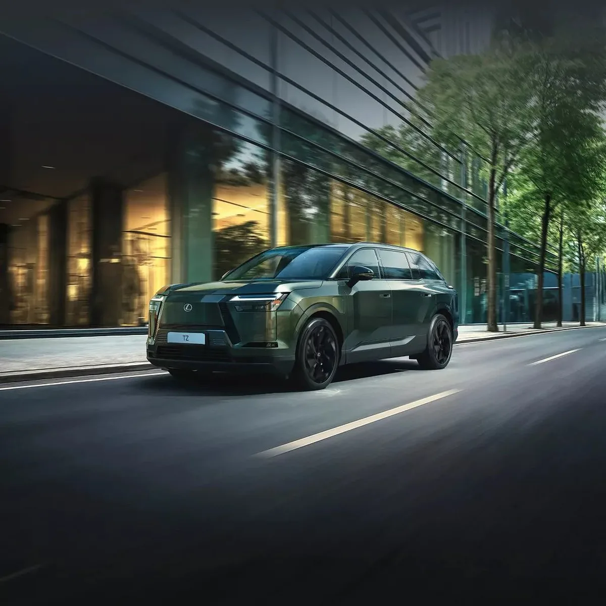 Lexus TZ на городской улице в сумерках