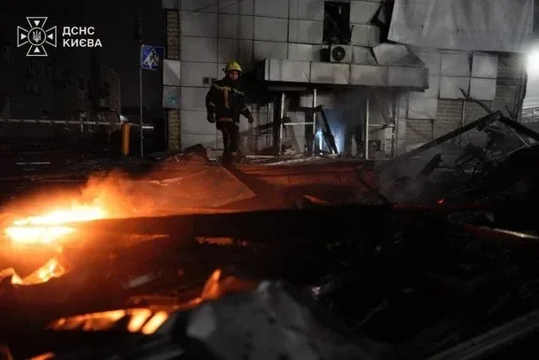 Київ пережив дві хвилі ударів балістикою: є жертва, влучання по мосту і метро