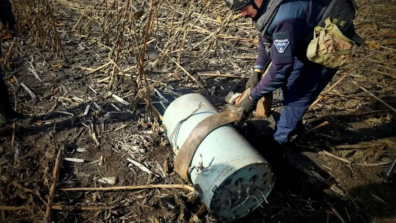Бойову частину російської ракети Х-101 виявили посеред поля на Чернігівщині (Фото)