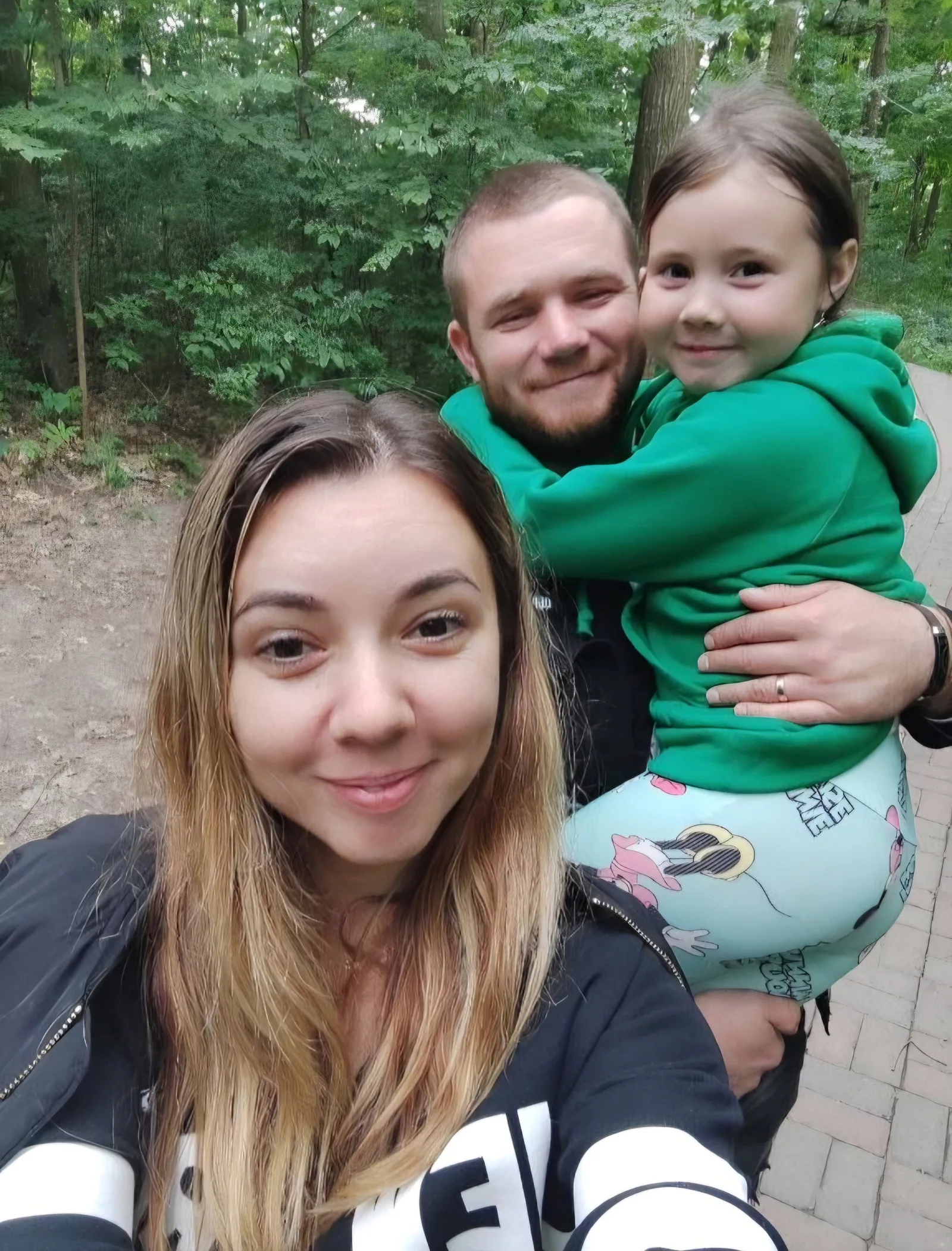 Связист Вячеслав Замотайло с женой Аллой и дочкой Настей. Фото из семейного архива