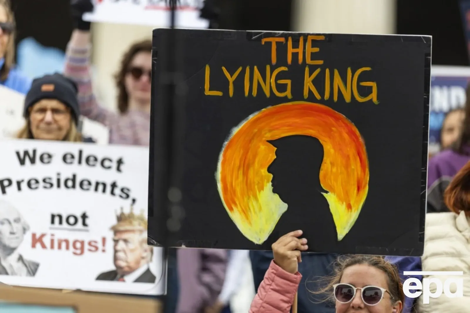 ''Ні королям''. У США відбулися мітинги проти Трампа, учасників закликали голосувати достроково
