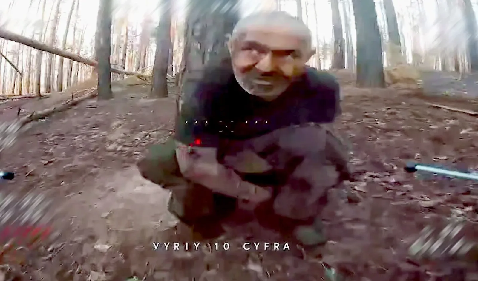 Російський окупант сидить у лісі