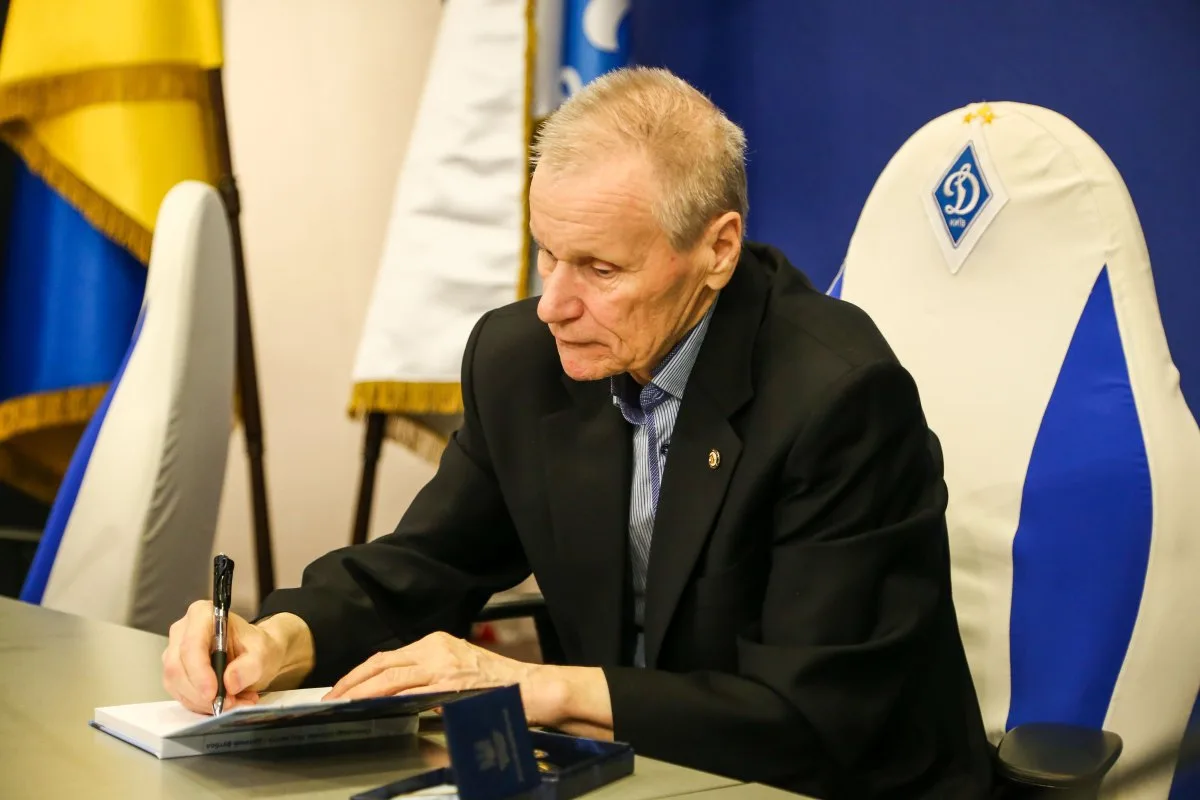 Шпаков підписує книгу