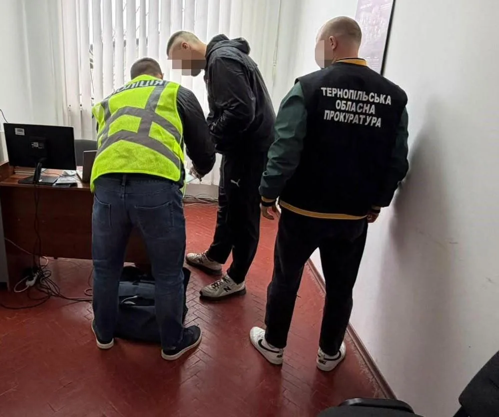 На Тернопільщині організована група з п'ятьох осіб збувала підроблені засоби для прання