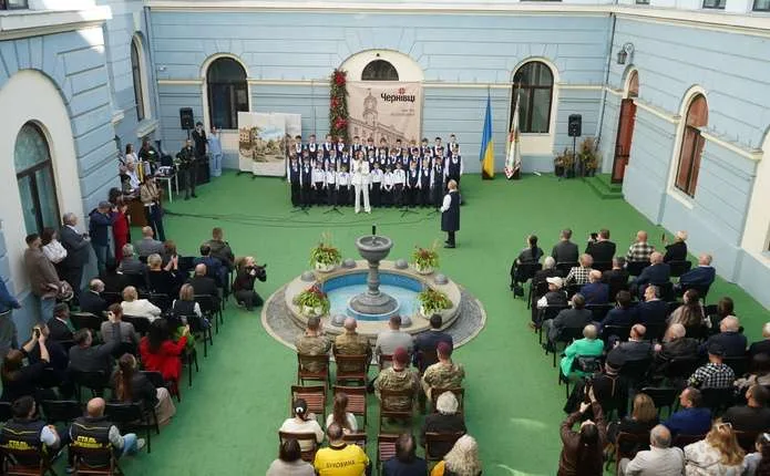 Що відбувається у центрі Чернівців зараз: фоторепортаж з Дня міста