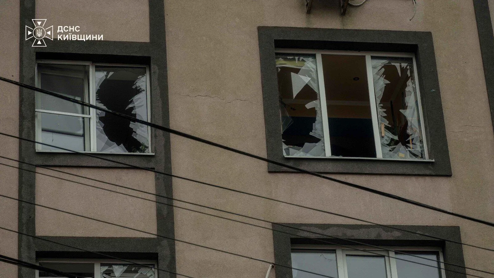 РФ масовано атакувала ''місто-герой'' під Києвом. Загорівся великий завод. Серед поранених діти. Фото 