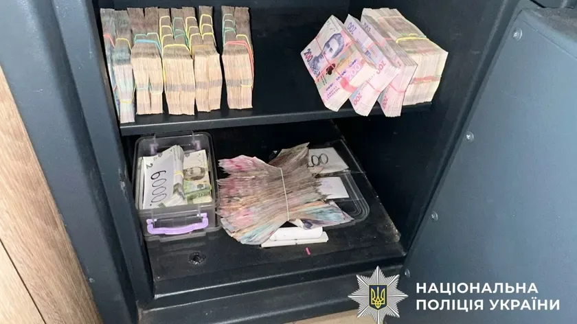 Зваблювали від імені жінок та спустошували рахунки: поліцейські викрили шахраїв