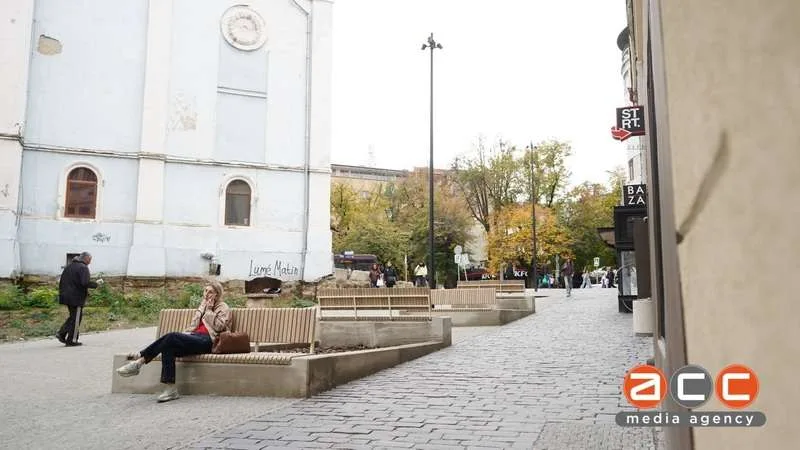 (ФОТО) Нові вуличні меблі на Заньковецької є частиною майбутніх відпочинкових зон із клумбами