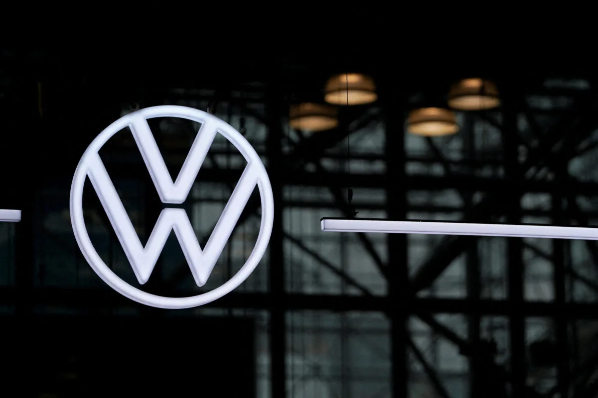 Volkswagen и Stellantis изменяют стратегии производства электромобилей из-за конкуренции с Китаем