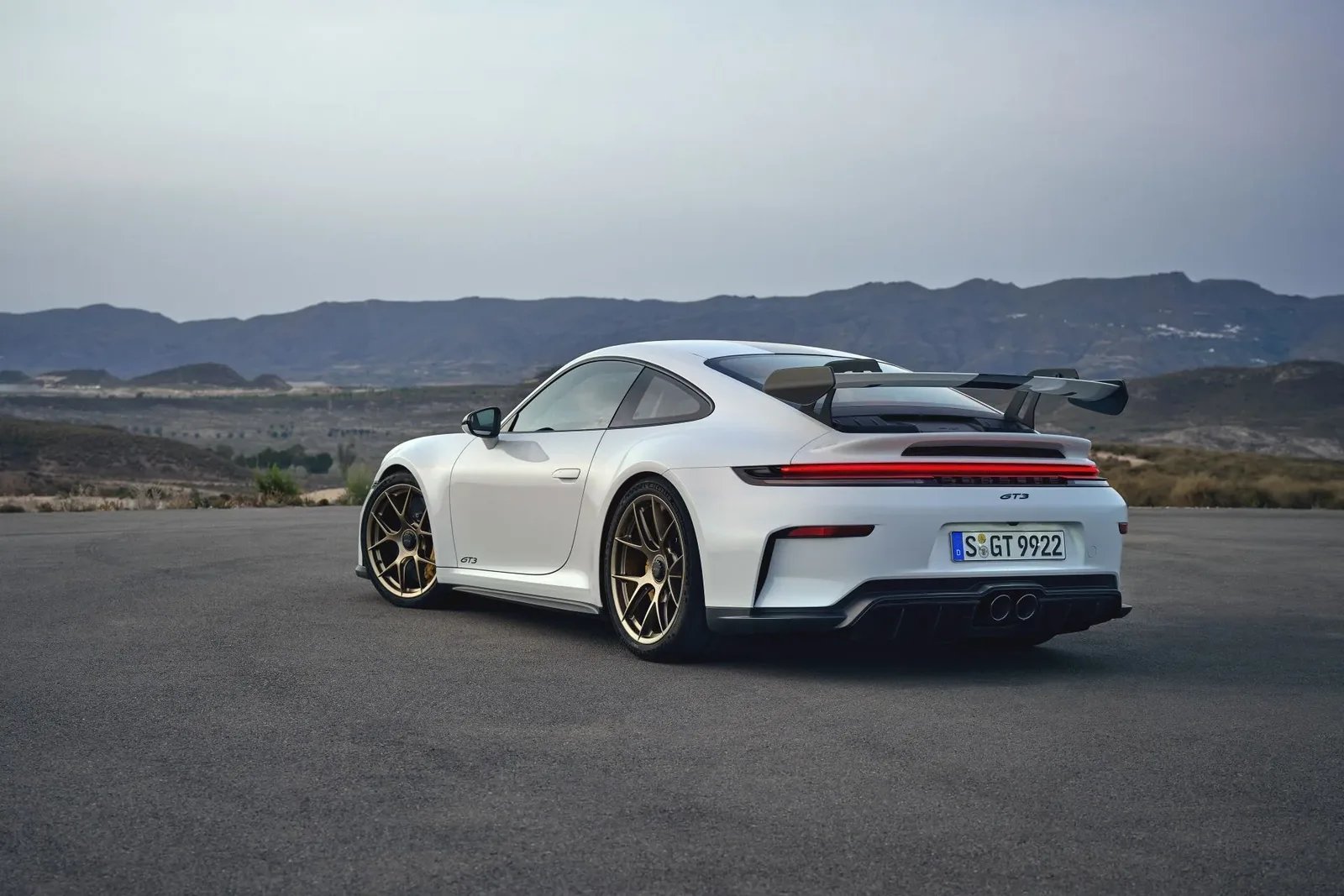 Porsche попереджає не їздити на частині 911 та 718 через ризик відриву колеса