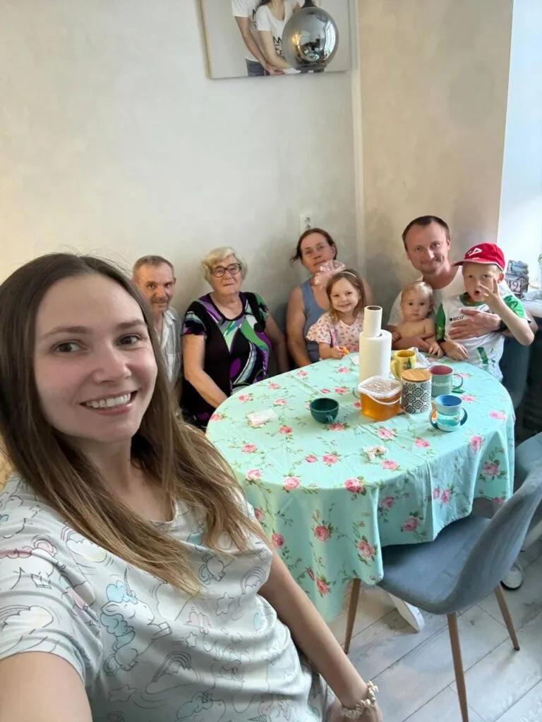 Батьки Марії Федоренко та бабуся чекали на родину, а для батьків Антона повернення вирішили залишити сюрпризом.
