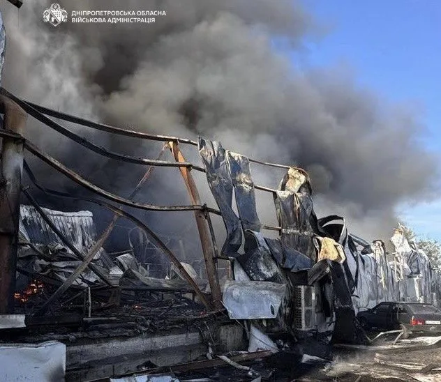 У передмісті Дніпра росіяни атакували склади: троє людей поранені, чоловік у важкому стані