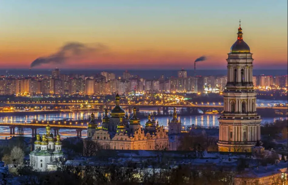 У чотирьох районах Києва після російської атаки зникло світло та зупинився електротранспорт