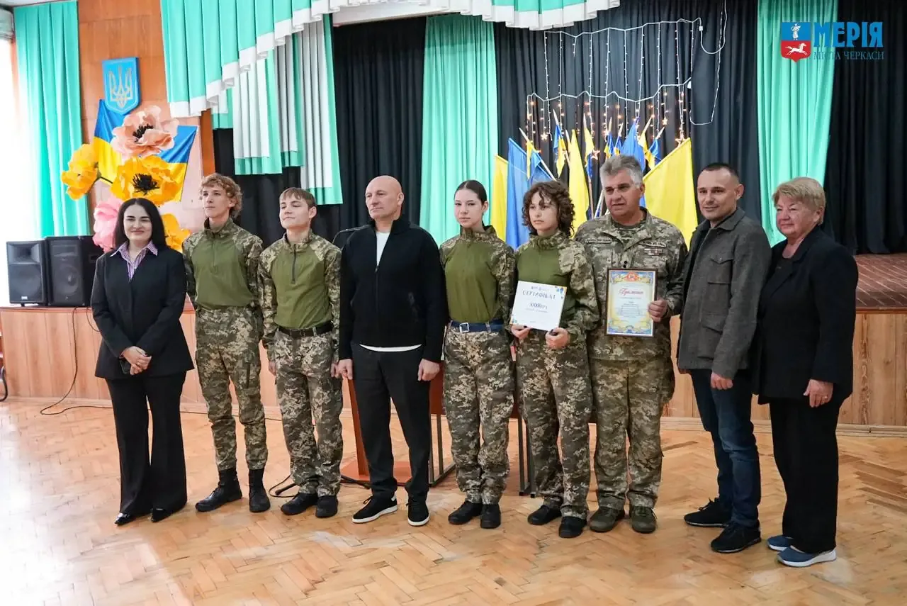Бондаренко вручив грошові сертифікати переможцям змагань з предмета “Захист України”