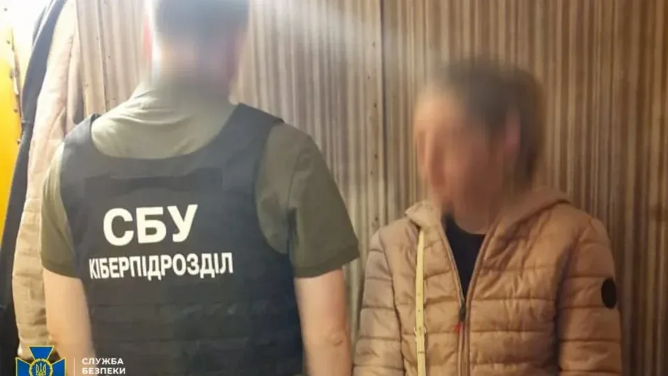 Підіграла роспропаганді просто з-за керма: СБУ затримала киянку за фото позицій ППО