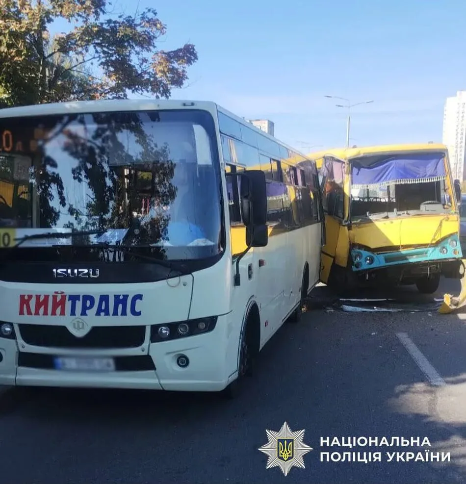 У Києві зіткнулися дві маршрутки, серед постраждалих дитина