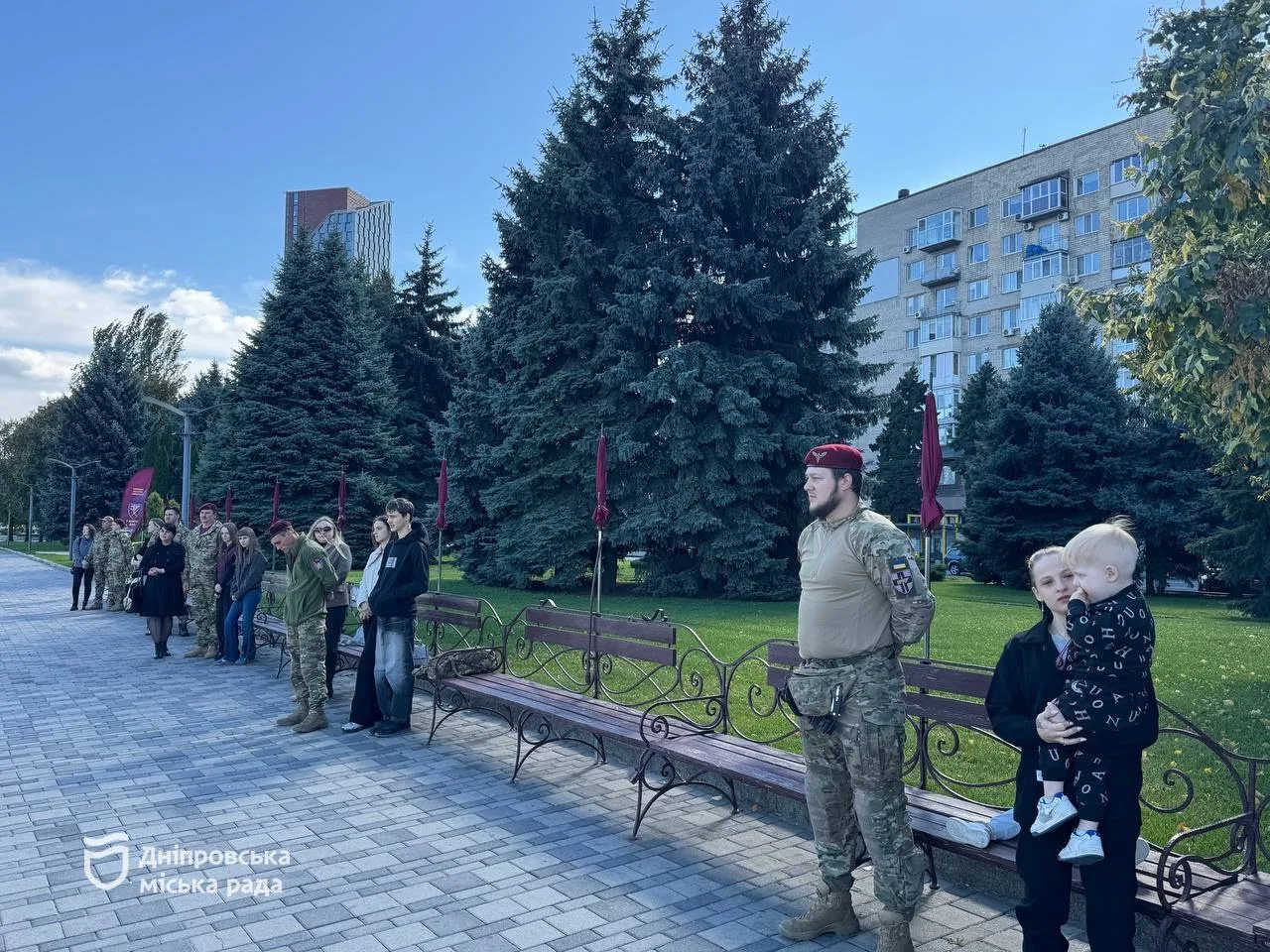 Захист, який поруч: у Дніпрі на «Родинній лавці» відкрили марунові парасольки 7-го корпусу Десантно-штурмових військ - 01.10.2026