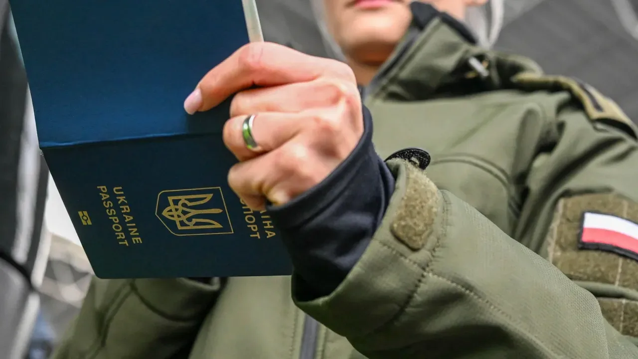 Паспорт доводиться чекати місяцями: чому українцям за кордоном затримують документи
