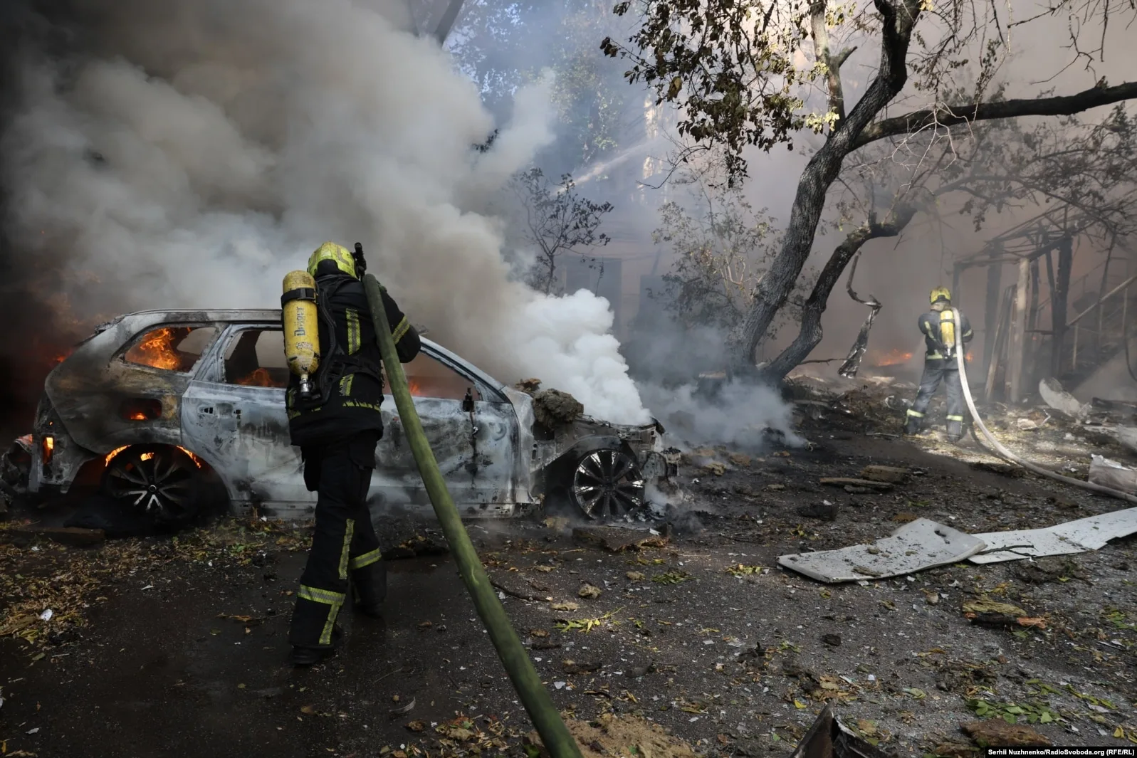 Рятувальники гасять пожежу на місці російського удару по клініці «Добробут». <br><br>У медзакладі <a href="https://www.facebook.com/MCDobrobut/posts/pfbid09HphdMLiGY6JnCgDiSBbr5as61sCA8JmPUToBd17tQVUPsymYW6eNJ6KTiPc1aoil?locale=uk_UA" target="_self" class="wsw__a">повідомили</a>, що внаслідок атаки постраждали семеро людей, шестеро з них – працівники центру. Усім надали медичну допомогу, кількох людей доправили до приймальних відділень мережі