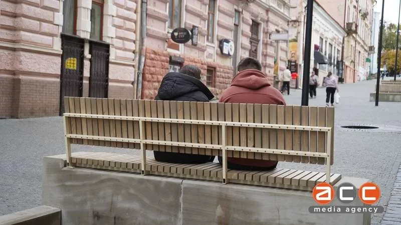 (ФОТО) Нові вуличні меблі на Заньковецької є частиною майбутніх відпочинкових зон із клумбами