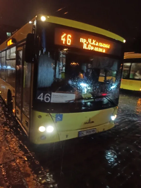 У Львові водій маршрутки залишив жінку з дитиною у візочку