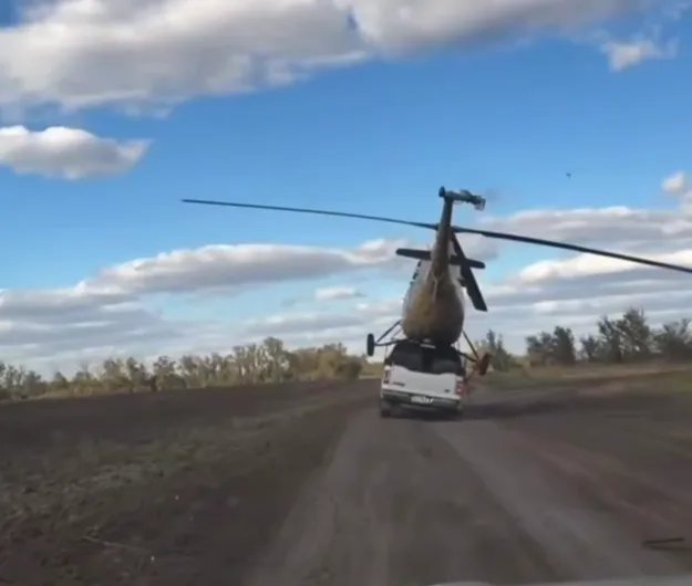 Все пошло не по плану: россияне погрузили вертолет Ми-2 на пикап и попытались его перевезти (видео)