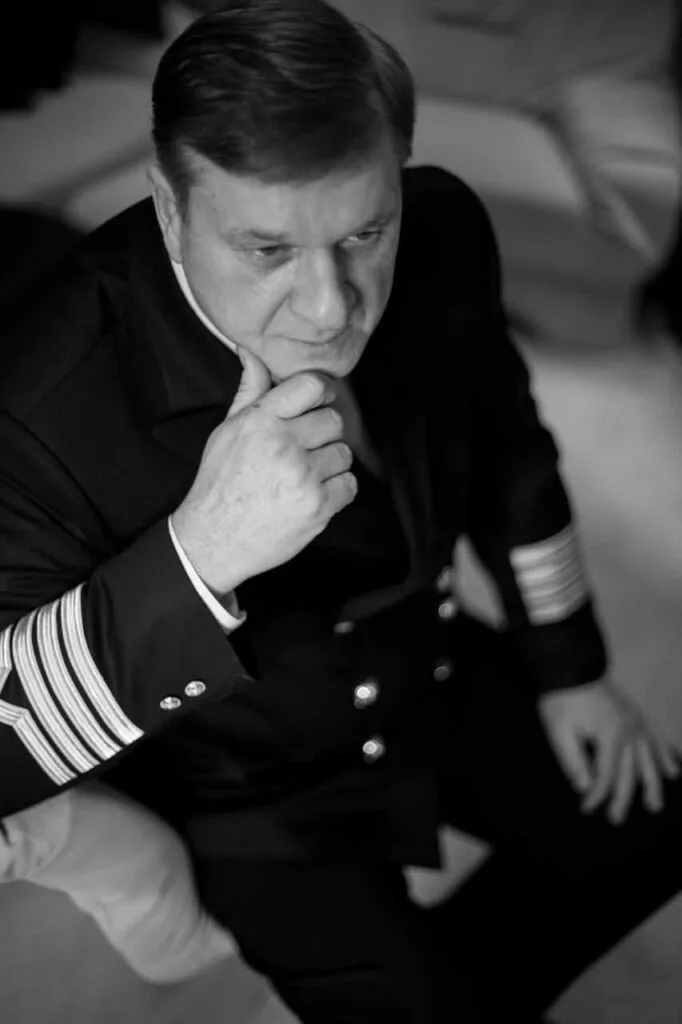 Про його мужність під час блокади морського коридору знімуть фільм: в Одесі попрощаються з капітаном судна, в яке влучив російський шахед