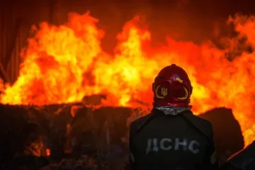 Ворог атакував Київ балістикою, у Деснянському районі горить будинок