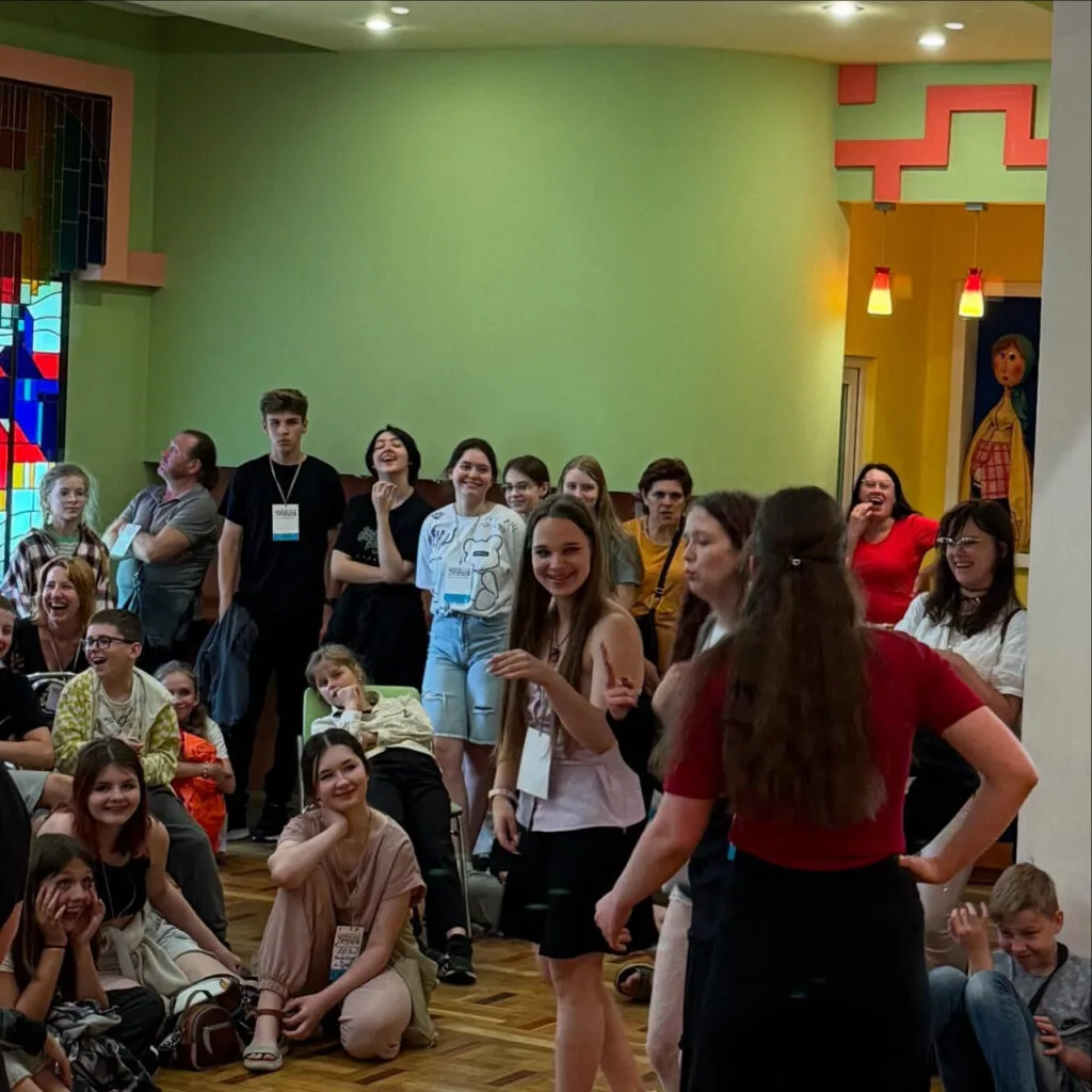 Вихованці та команда дитячого театру «СВіЯ» із Запоріжжя під час гастролей і театральних фестивалів в Україні та за кордоном.