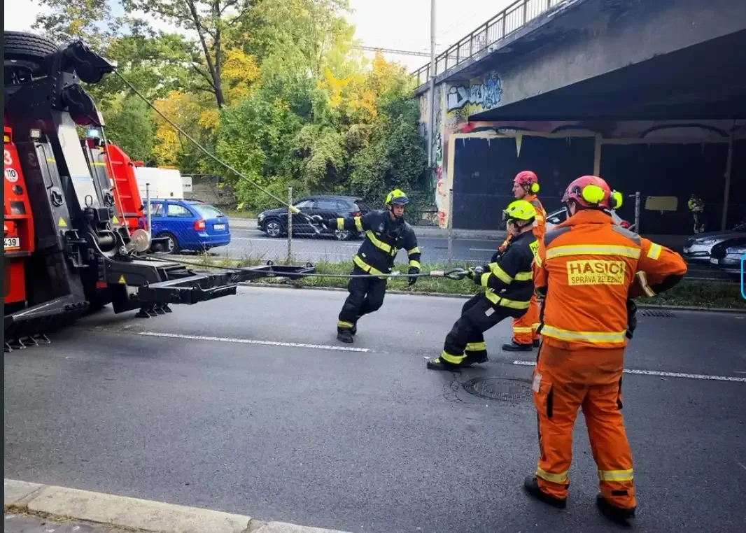 Як фуру з-під моста витягували броньованим тягачом (ВІДЕО)