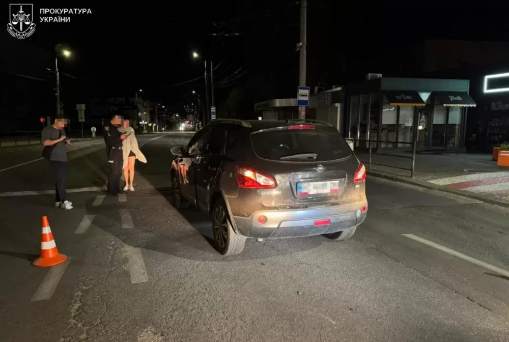 У Тернополі поліцейська на авто Nissan збила чоловіка на переході