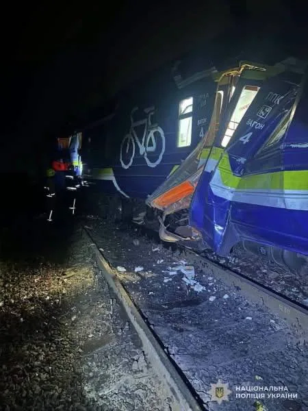 У Львові внаслідок зіткнення дизель-поїзда та електровоза потраждали 8 людей 1