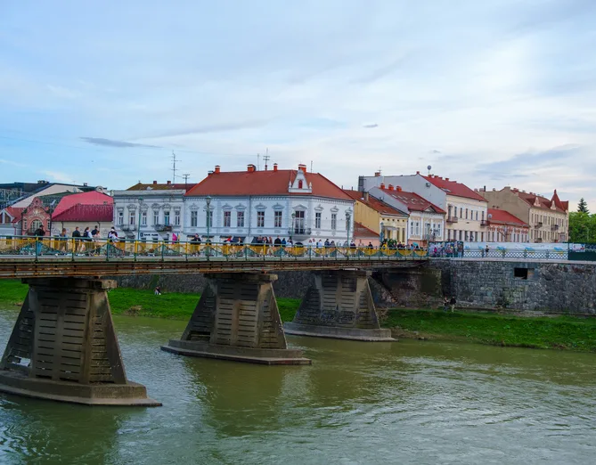 Ремонт пішохідного мосту в Ужгороді оцінили у 55,5 млн грн: що відомо про тендер та роботи