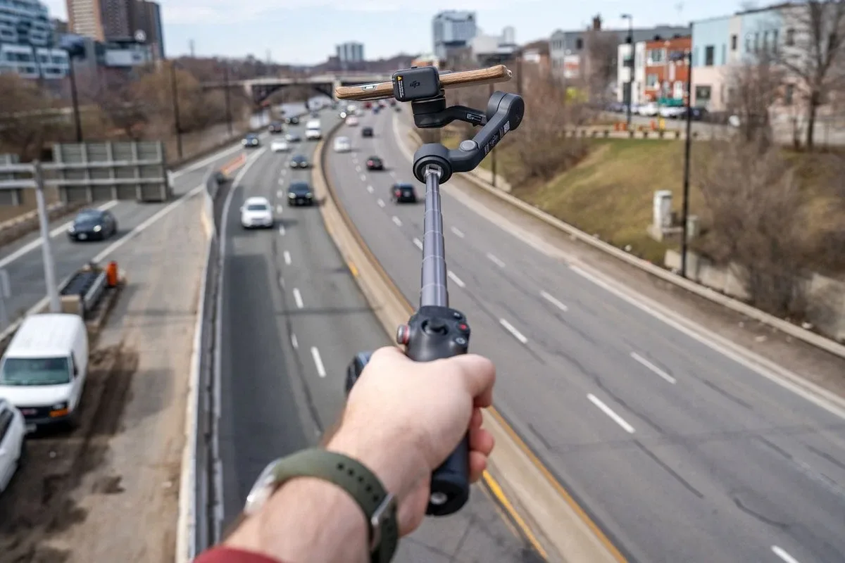 Удлинённая штанга стабилизатора DJI Osmo Mobile 7P поднимает смартфон над дорогой