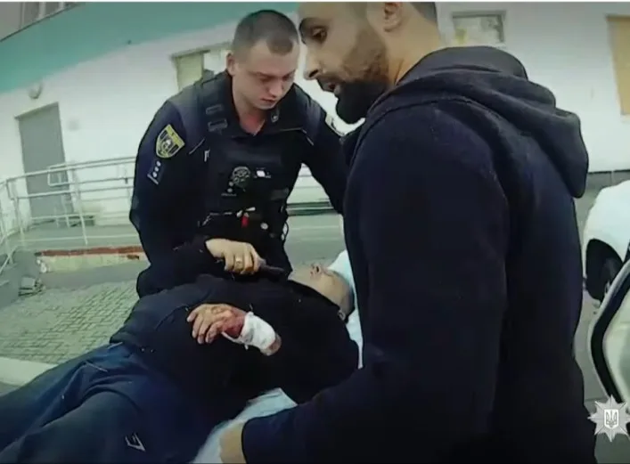 Поліцейські евакуювали до лікарні пораненого внаслідок ворожого удару тракториста