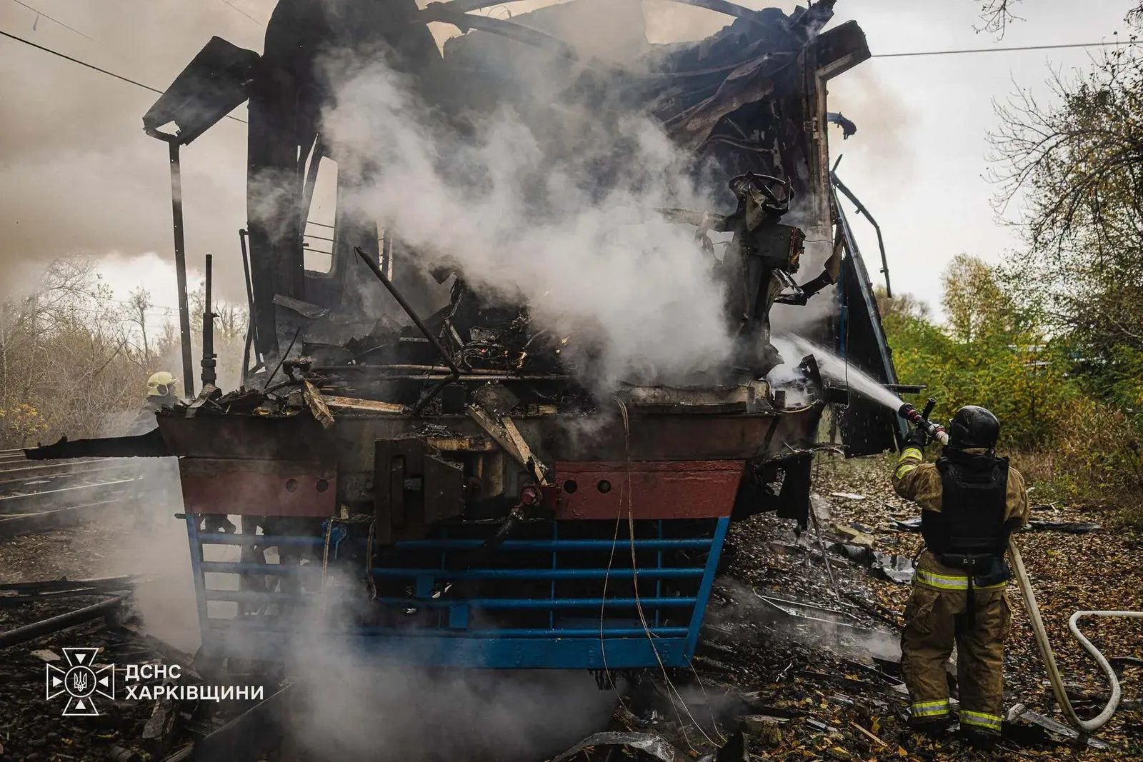 Росія вдарила по пасажирському поїзду в Харкові. ДСНС показала фото й відео наслідків