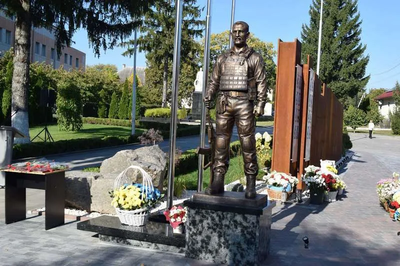 Родинам шістьох полеглих воїнів Буковини вручили державні нагороди Родинам шістьох полеглих воїнів Буковини вручили державні нагороди