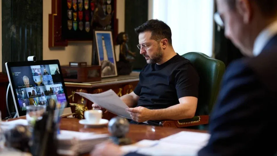 Володимир Зеленський провів селекторну нараду щодо постачання озброєння і відновлення енергетики 