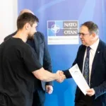 Кріс Гайд вручає сертифікати учасникам курсу