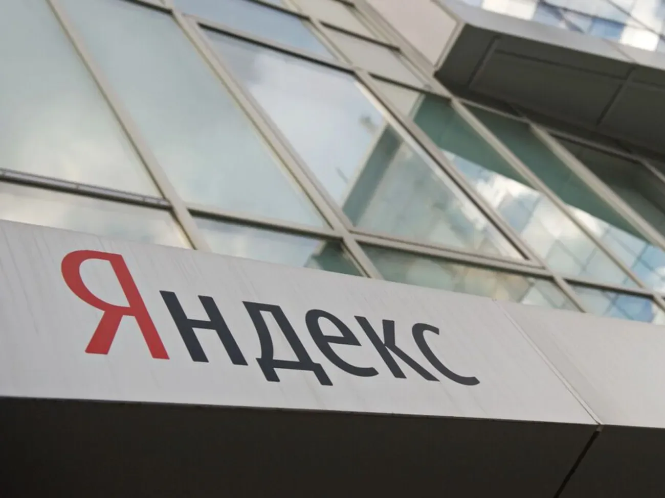 Після ударів по "Яндексу" іноземці дякують Україні за "День без ботів". Чи правда, що інтернет очистився?