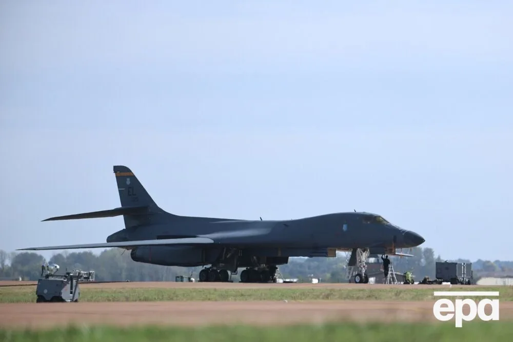 США поспіхом забрали 12 бомбардувальників із Британії. Що відомо про загрозу і чому ЗМІ згадали ''Павутину''