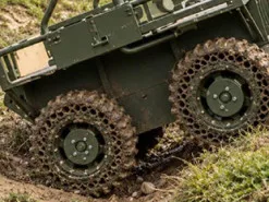 В Україні на 3D-принтері друкують шини для наземних дронів, яким не страшні проколи