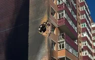 Россияне атаковали дроном многоэтажный дом в Сумах