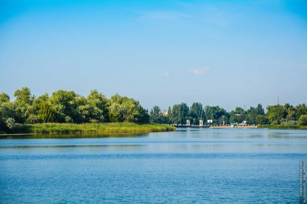 Річка та місто на другому плані